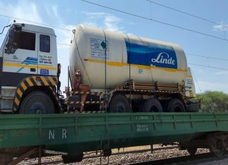 नाशिक जिल्ह्यातल्या देवळाली मालधक्का इथं प्राणवायू घेऊन ‘ऑक्सिजन एक्सप्रेस’ दाखल