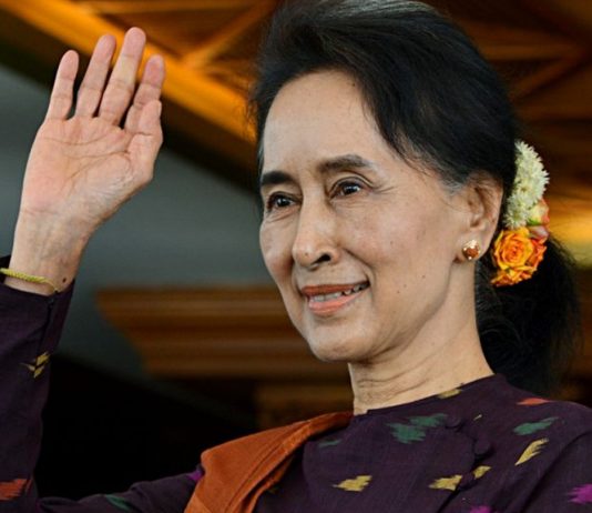 म्यानमारच्या लोकशाहीवादी नेत्या आंग सान स्यु की यांच्यावर गोपनीयतेच्या कायद्याचा भंग केल्याचा आरोप