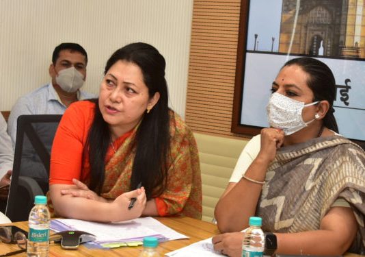 मुंबई, दि. 7 : महिलांची कामाच्या ठिकाणी होणारी लैंगिक छळवणूक प्रतिबंध अधिनियम 2013 अंतर्गत शासकीय, निमशासकीय कार्यालयातील अंतर्गत तक्रार निवारण समित्या तात्काळ कार्यरत कराव्यात. चुकीचे काम करणाऱ्या कोणाही व्यक्तीस पाठीशी घालण्याचा प्रयत्न होता कामा नये तसेच कोणीही पीडित महिला न्यायापासून वंचित राहू नये, असे निर्देश महिला व बालविकास मंत्री ॲड. यशोमती ठाकूर यांनी दिले. महिला व बालविकास मंत्री ॲड.यशोमती ठाकूर यांनी राज्यातील सर्व विभागीय आयुक्तांची दूरदृश्य प्रणालीद्वारे बैठक घेऊन अंतर्गत तक्रार निवारण समित्यांच्या अनुषंगाने आढावा घेतला. त्यावेळी त्यांनी या सूचना दिल्या. प्रधान सचिव श्रीमती आय. ए. कुंदन यावेळी उपस्थित होत्या. विभागनिहाय किती समित्या स्थापन झाल्या याची माहिती घेऊन उर्वरित समित्या 10 दिवसाच्या आत स्थापन कराव्यात असे निर्देश देऊन ॲड.ठाकूर म्हणाल्या, विभागीय आयुक्तांनी यामध्ये लक्ष घालून अधिनस्त सर्व जिल्हाधिकाऱ्यांकडून याबाबतची कार्यवाही गतीने होईल याची दक्षता घ्यावी. तसेच स्थापन झालेल्या परंतु, कार्यान्वित नसलेल्या समित्या पुनरुज्जीवित कराव्यात. समित्यांच्या अध्यक्षांचे संपर्क क्रमांकासह समित्यांची यादी सचिव कार्यालयाला पाठवावी. ही माहिती वेबपोर्टल तयार करण्यासाठी उपयोगात आणली जाणार असून संकटग्रस्त महिला अधिकारी, कर्मचारी यावर संपर्क साधून मदत मिळवू शकतील. अंतर्गत तक्रार निवारण समित्या स्थापन करून त्याबाबतच्या माहितीचे फलक सर्व संबंधित कार्यालयांच्या दर्शनी भागात लावण्यात यावेत. समितीमधील समाविष्ट सर्व घटकांचे प्रशिक्षण आयोजित करण्याची जबाबदारी जिल्हाधिकाऱ्यांची राहील. तसेच जाणीव जागृती साहित्य तयार करून वितरण करावे, प्रसिद्धी करावी. ‘शी बॉक्स’मध्ये (She box) प्राप्त होणाऱ्या तक्रारींचे सनियंत्रण योग्यरीत्या होण्यासाठी त्याचे युजर आयडी, पासवर्ड जिल्हाधिकाऱ्यांनाही द्यावेत. कामगार विभाग तसेच सामाजिक न्याय विभागाला सोबत घेऊन याबाबतच्या कार्यवाहीला गती द्यावी. अशासकीय संस्थांनाही या कायद्यांतर्गत तक्रार निवारण समित्या स्थापन करणे बंधनकारक असून त्यासाठी प्रोत्साहित करण्यात यावे. ज्या ठिकाणी खोट्या तक्रारी होतील त्याची शहानिशा करून कोणावरही अन्याय होणार नाही याचीही दक्षता घ्यावी, असेही मंत्री ॲड.यशोमती ठाकूर यावेळी म्हणाल्या.