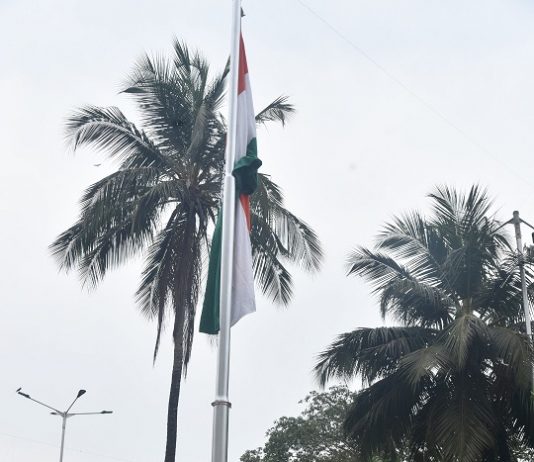 महाराष्ट्र दिनानिमित्त मंत्रालयात मुख्यमंत्री उद्धव ठाकरे यांच्या हस्ते ध्वजारोहण