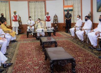 मुख्यमंत्री, उपमुख्यमंत्री यांनी घेतली राज्यपालांची भेट; मराठा आरक्षणाबाबत निवेदन सादर