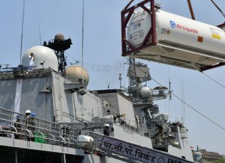 त्रिकंड हे जहाज ऑक्सिजन घेऊन मुंबईत दाखल