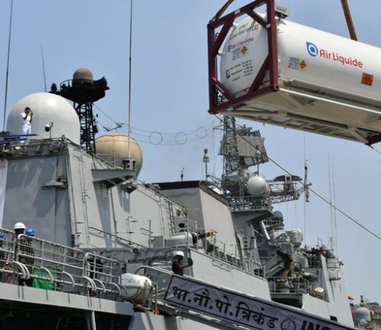 त्रिकंड हे जहाज ऑक्सिजन घेऊन मुंबईत दाखल