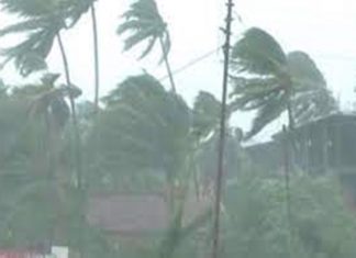 अरबी समुद्रात निर्माण झालेलं अतितीव्र स्वरुपाचं तौक्ते चक्रीवादळ गुजरातच्या दिशेनं