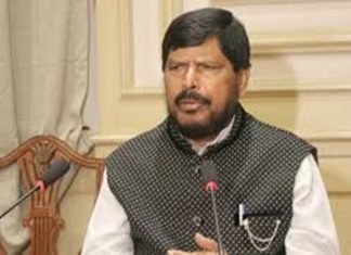 राज्य सरकारने लशींच्या तुटवड्यावरुन राजकारण करणं थांबवावं- रामदास आठवले