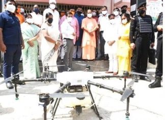 गंगा नदीत कचरा टाकण्यापासून लोकांना परावृत्त करण्यासाठी ड्रोनद्वारे टेहळणी