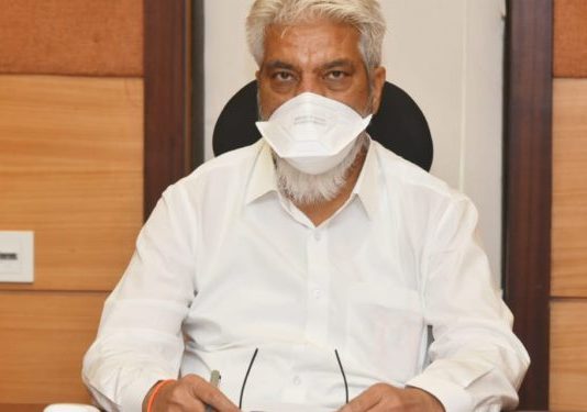 स्थानिक स्तरावरील लॉकडाऊनमध्ये बियाण्यांचा पुरवठा सुरळीत ठेवण्यासाठी जिल्हाधिकारी व पोलीस प्रशासनासोबत समन्वय ठेवा – कृषीमंत्री दादाजी भुसे यांचे कृषी विभागाला निर्देश