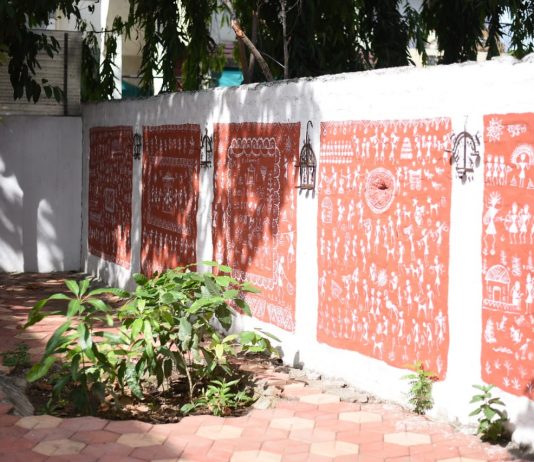 भारतीय सण समारंभातील चैतन्य वारली चित्राच्या माध्यमातून लोकांसमोर येऊ दे – मुख्यमंत्री