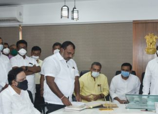 विधानसभेवर निवडून आलेले नवनिर्वाचित सदस्य समाधान अवताडे यांना उपाध्यक्षांकडून विधानसभा सदस्यत्वाची शपथ
