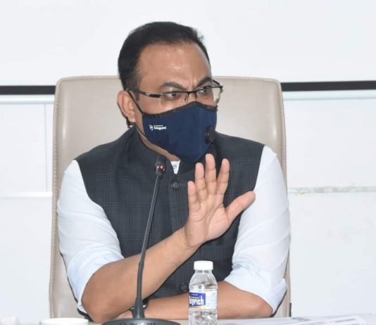 गावांना, वस्त्यांना व रस्त्यांना जातीवाचक नावांऐवजी महापुरुषांची नावे देणार