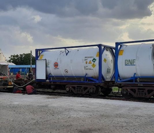 रेल्वेनं आतापर्यंत देशभरात ८ हजार ४७३ टनाहून जास्त ऑक्सिजन पोहचवला आहे