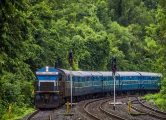 राजधानी एक्सप्रेसचे इंजिन घसरल्यामुळे विस्कळित झालेली कोकण रेल्वेची वाहतूक पूर्ववत