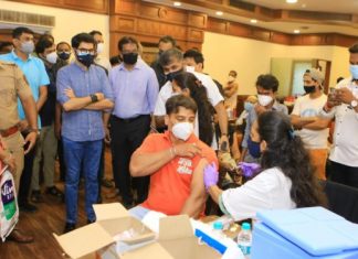 वरळी परिसरातील लसीकरण शिबिरांना मंत्री आदित्य ठाकरे यांची भेट; विकास आणि सौंदर्यीकरणाच्या कामांचाही घेतला आढावा