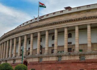 संसदेच्या पावसाळी अधिवेशनाच्या पहिल्याच दिवशी इंधन दरवाढ आणि कृषी कायदे रद्द करावेत या मागणीसाठी विरोधकांचा गदारोळ