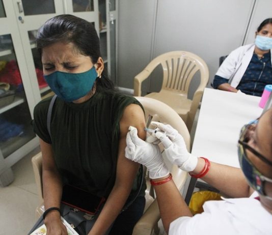 देशात गुरुवारी २१ लाख ८० हजार नागरीकांचं लसीकरण