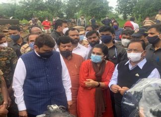 तळई दुर्घटनेत घर गमावलेल्या कुटुंबांना पक्की घरे बांधून देणार- नारायण राणे