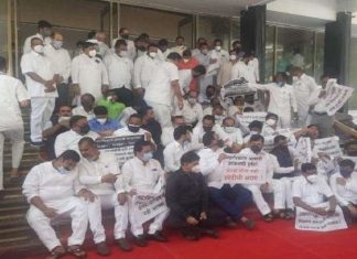 विधानभवनाच्या पायऱ्यांवर विरोधकांनी भरवलेल्या अभिरुप विधानसभेचे विधानपरिषदेतही पडसाद उमटले