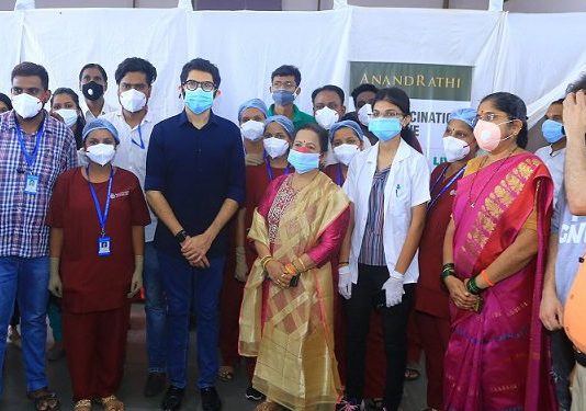 वरळी येथील लसीकरण शिबिरांना मंत्री आदित्य ठाकरे यांची भेट