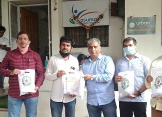 वासूमती वेल्फेअर फाउंडेशनच्या वतीने आयुर्वेदिक औषधांचे मोफत किट वाटप