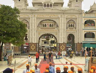 राज्यपाल भगत सिंह कोश्यारी यांनी तख्त सचखंड श्री हुजूर साहिब गुरुद्वारास भेट देऊन घेतले पायरीचे दर्शन