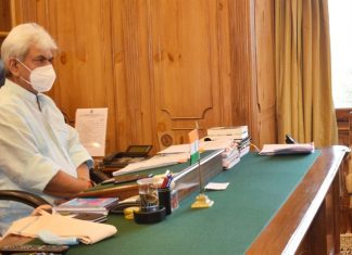 काश्मीरच्या दऱ्याखोऱ्यांमध्ये विस्थापित झालेल्या समाजाचं पुनर्वसन होणं गरजेचं – मनोज सिन्हा