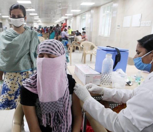 कोविड प्रतिबंधक लसीकरण मोहिमेत भारतानं ७० कोटी मात्रांचा टप्पा ओलांडला