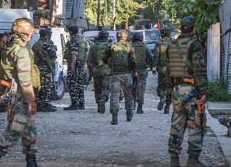 लष्कर-ए-तैय्यबाच्या कमांडरला घेरलं, तर दोन दहशतवाद्यांना कंठस्नान