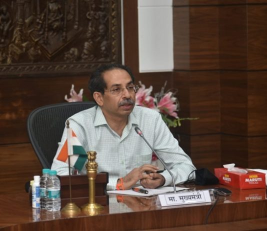 कोरोना संसर्गामुळे आर्थिक संकटात सापडलेल्या, वाहतुकदारांच्या समस्यांवर तातडीनं तोडगा काढा – मुख्यमंत्री