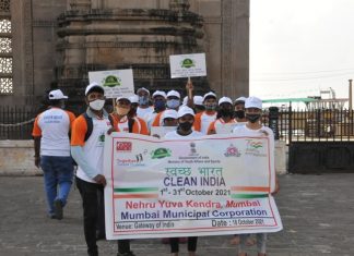 मुंबईतल्या गेट वे आँफ इंडिया इथं स्वच्छता मोहिम
