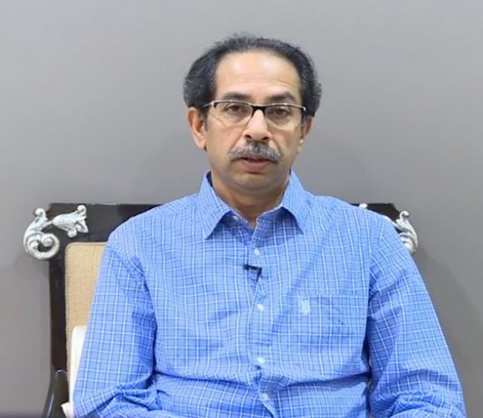 मुंबईतल्या रखडलेल्या झोपडपट्टी पुनर्वसन प्रकल्पांना गती देण्याचे मुख्यमंत्र्यांचे निर्देश