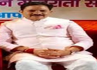 केंद्रीय संचार राज्यमंत्री देवूसिंह चौहान यांच्या हस्ते सोलापूरच्या चार हुतात्म्यांच्या जीवनावर आधारित टपाल तिकिटाचं अनावरण