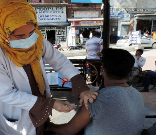 देशातल्या ७० टक्के नागरिकांना मिळाली कोरोना प्रतिबंधक लशीची पहिली मात्रा