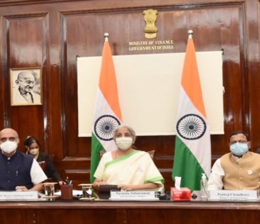 पेट्रोल-डिझेलवरच्या नुकत्याच झालेल्या करकपातीचा संपूर्ण भार केंद्र सरकार उचलणार