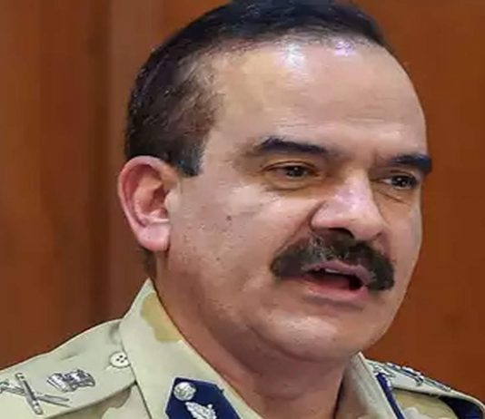 मुंबईचे माजी पोलिस आयुक्त परमबीर सिंग फरार घोषित