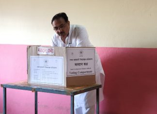 राज्यातल्या विविध ठिकाणच्या जिल्हा मध्यवर्ती सहकारी बँकांच्या निवडणूकांसाठी मतदान