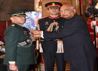 राष्ट्रपती भवनात आज झालेल्य़ा तिसऱ्या संरक्षण गौरव समारंभात राष्ट्रपतींच्या हस्ते शौर्य पुरस्कार प्रदान