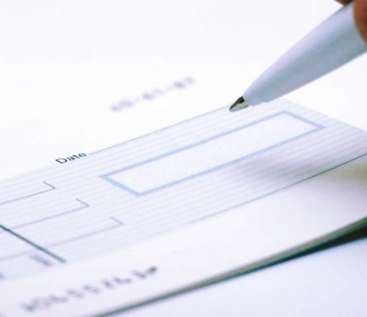 कोरोनामुळे घरातला कर्ता पुरुष गमावलेल्या महिला आणि बालकांना यवतमाळ जिल्ह्यात मदत निधीचे धनादेश वितरीत