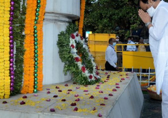 संयुक्त महाराष्ट्राच्या आंदोलनातील हुतात्मा वीरांना उपमुख्यमंत्री अजित पवार यांच्याकडून अभिवादन