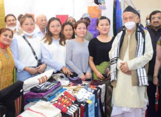 देशभरातील हस्तकला – शिल्पकला कारागिरांना बाजारपेठ उपलब्ध करून आत्मनिर्भर बनवावे : राज्यपाल भगतसिंह कोश्यारी