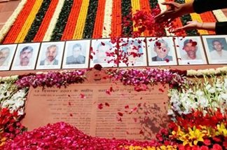 संसदेवर झालेल्या दहशतवादी हल्ल्यात शहीद झालेल्या सुरक्षा जवानांना देशाचं अभिवादन