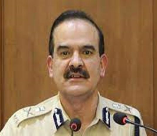 मुंबईचे माजी पोलीस आयुक्त परमबीर सिंग निलंबित