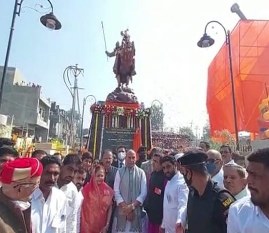 देश आणि राज्यांच्या भरभराटीसाठी महामार्ग आधी बांधले जावेत, संरक्षण मंत्री राजनाथ सिंग यांचं धुळ्यात प्रतिपादन