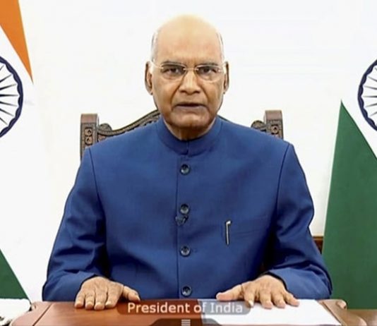 राष्ट्रपती रामनाथ कोविंद यांच्याकडून रायगडावर छत्रपती शिवाजी महाराजांना अभिवादन