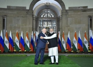 प्रधानमंत्री नरेंद्र मोदी आणि रशियाचे अध्यक्ष व्लादिमिर पुतीन यांच्यात भारत-रशिया शिखर बैठकीत चर्चेसह २८ करारांवर स्वाक्षऱ्या