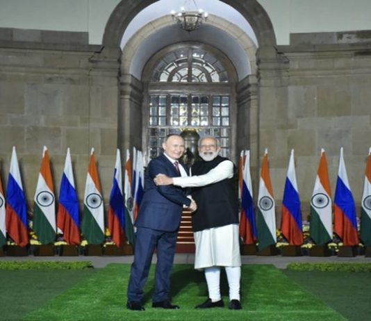 प्रधानमंत्री नरेंद्र मोदी आणि रशियाचे अध्यक्ष व्लादिमिर पुतीन यांच्यात भारत-रशिया शिखर बैठकीत चर्चेसह २८ करारांवर स्वाक्षऱ्या