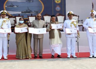राष्ट्रपती रामनाथ कोविंद यांच्याकडून नौदलाच्या किलर तुकडीला राष्ट्रपती सन्मानचिन्ह प्रदान