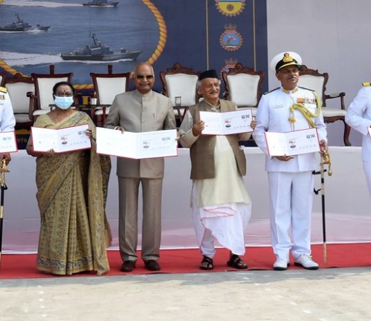 राष्ट्रपती रामनाथ कोविंद यांच्याकडून नौदलाच्या किलर तुकडीला राष्ट्रपती सन्मानचिन्ह प्रदान