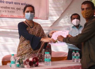 मुंबई उपनगर जिल्ह्यातील आदिवासींना जिल्हाधिकारी निधी चौधरी यांच्या हस्ते दाखल्यांचे वाटप