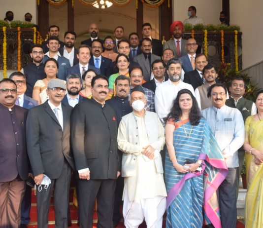 सावित्रीबाई फुले यांच्या पूर्णाकृती पुतळ्याचे अनावरण