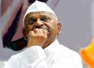 सुपर मार्केट मध्ये वाईन विक्रीच्या निर्णयाविरोधात अण्णा हजारे यांनी जाहीर केलेले आंदोलन स्थगित